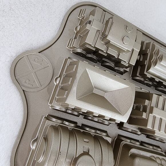 Nordic Ware Train Cake Pan Williams Sonoma Gold. 5 Cups. Made in the USA EUC - Picture 6 of 11